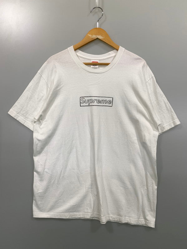 【中古品】【メンズ】 SUPREME × KAWS シュプリーム カウズ CHALK LOGO TEE チョークロゴ Tシャツ 半袖 ショートスリーブ トップス 149-261027-hu-28-min サイズ：L カラー：ホワイト 万代Net店