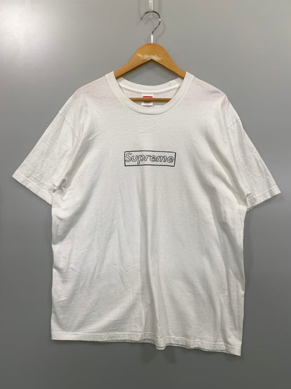 【中古品】【メンズ】 SUPREME × KAWS シュプリーム カウズ CHALK LOGO TEE チョークロゴ Tシャツ 半袖 ショートスリーブ トップス 149-261027-hu-28-min サイズ：L カラー：ホワイト 万代Net店