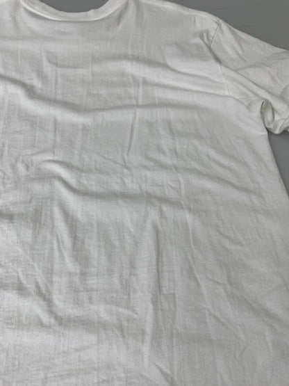 【中古品】【メンズ】 SUPREME × KAWS シュプリーム カウズ CHALK LOGO TEE チョークロゴ Tシャツ 半袖 ショートスリーブ トップス 149-261027-hu-28-min サイズ：L カラー：ホワイト 万代Net店