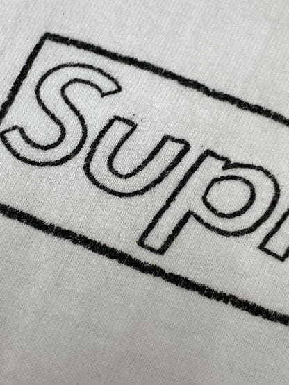 【中古品】【メンズ】 SUPREME × KAWS シュプリーム カウズ CHALK LOGO TEE チョークロゴ Tシャツ 半袖 ショートスリーブ トップス 149-261027-hu-28-min サイズ：L カラー：ホワイト 万代Net店