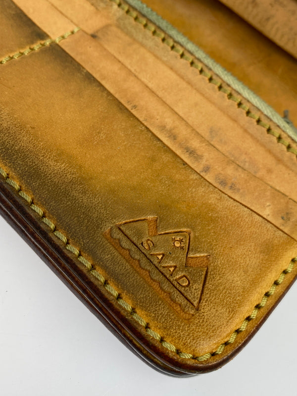 【中古品】【メンズ】 SAAD サード CARVING LEATHER WALLET カービング レザー ウォレット 長財布 財布 200-261027-jt-15-min カラー：ブラウン 万代Net店