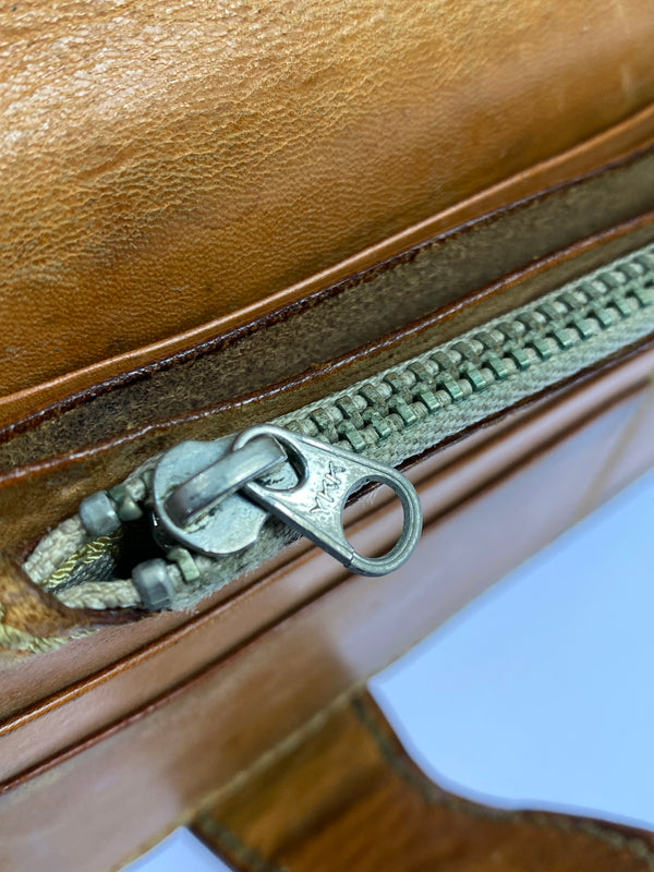 【中古品】【メンズ】 SAAD サード CARVING LEATHER WALLET カービング レザー ウォレット 長財布 財布 200-261027-jt-15-min カラー：ブラウン 万代Net店