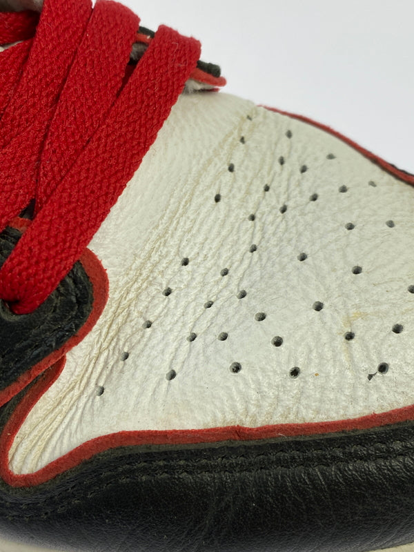 【中古品】【ボーイズ】 NIKE ナイキ GS AIR JORDAN 1 RETRO HIGH OG BLOODLINE 575441-062 GS エアジョーダン1 レトロ ハイ OG キッズ ジュニア レディース スニーカー 160-261030-em-20-min サイズ：25.0cm カラー：ブラック / ジムレッド / ホワイト 万代Net店
