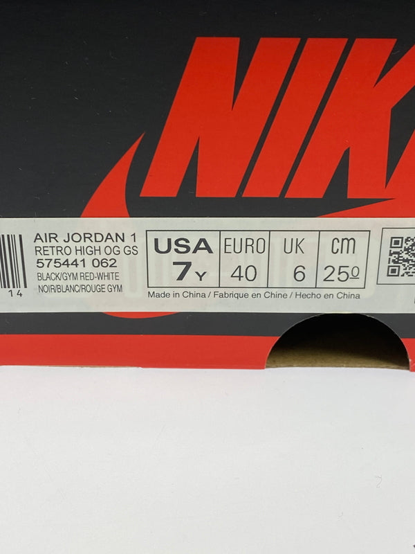 【中古品】【ボーイズ】 NIKE ナイキ GS AIR JORDAN 1 RETRO HIGH OG BLOODLINE 575441-062 GS エアジョーダン1 レトロ ハイ OG キッズ ジュニア レディース スニーカー 160-261030-em-20-min サイズ：25.0cm カラー：ブラック / ジムレッド / ホワイト 万代Net店