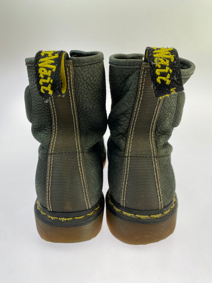 【現状渡し品】【メンズ】 DR.MARTENS ドクターマーチン RONNIE 8HOLE BOOTS ロニー 8ホールブーツ エンボスレザー 165-261030-em-34-min カラー：ダークオリーブ 万代Net店