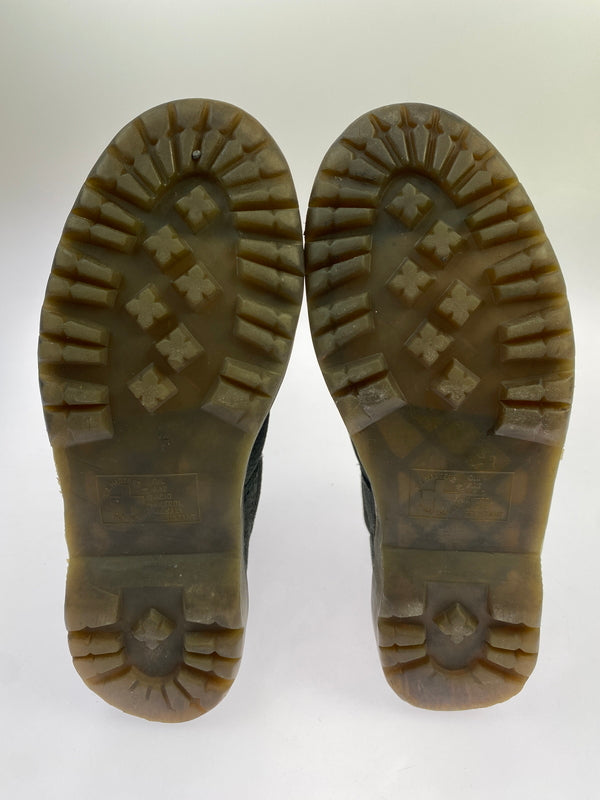 【現状渡し品】【メンズ】 DR.MARTENS ドクターマーチン RONNIE 8HOLE BOOTS ロニー 8ホールブーツ エンボスレザー 165-261030-em-34-min カラー：ダークオリーブ 万代Net店