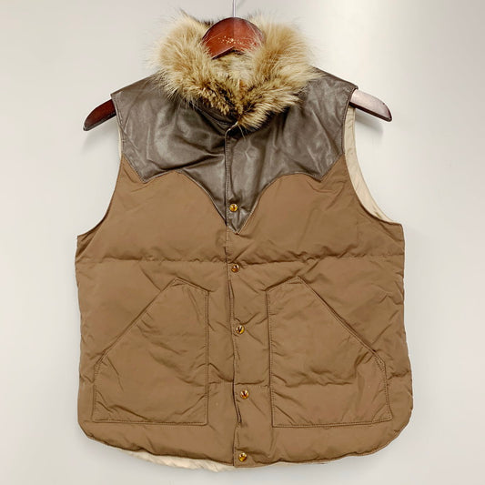 【中古品】【レディース】 Rocky Mountain FeatherBed ロッキーマウンテンフェザーベッド BEAMS BOY DOWN VEST WBZ-5078 ビームスボーイ レザーヨークダウンベスト 別注 コラボ アウター 169-240520-ay-17-izu サイズ：ONE カラー：ブラウン 万代Net店