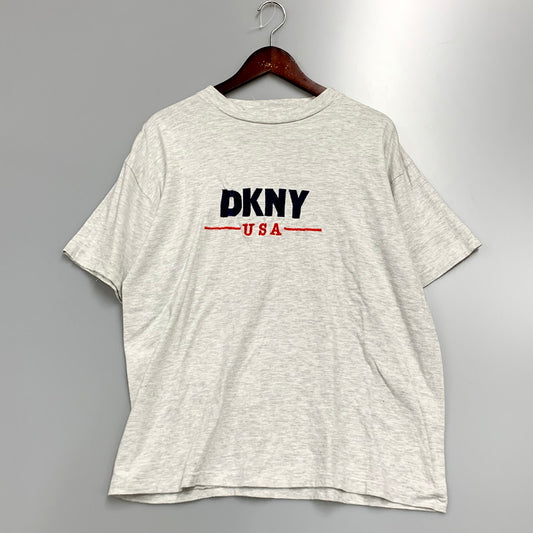 【中古品】【メンズ】 DKNY ディーケーエヌワイ LOGO TEE 半袖 ロゴTシャツ トップス 146-240505-mk-04-izu サイズ：XL カラー：ライトグレー 万代Net店