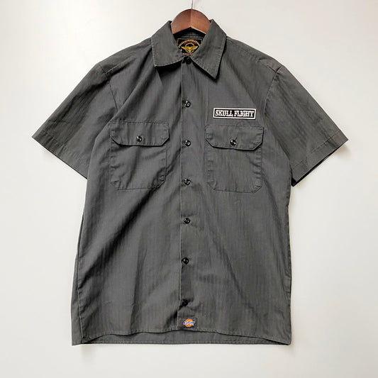 【中古品】【メンズ】 Dickies ディッキーズ × SKULL FLIGHT スカルフライト WORK SHIRT ワークシャツ 半袖シャツ 145-240630-hi-02-izu サイズ：S カラー：グレー 万代Net店