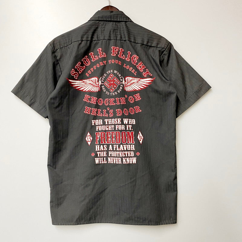 【中古品】【メンズ】 Dickies ディッキーズ × SKULL FLIGHT スカルフライト WORK SHIRT ワークシャツ 半袖シャツ 145-240630-hi-02-izu サイズ：S カラー：グレー 万代Net店