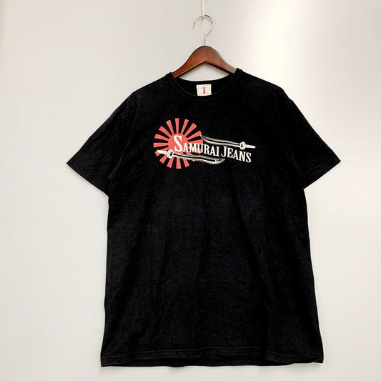 【中古品】【メンズ】  SAMURAI JEANS SWORDS IN EITHER HAND TEE サムライジーンズ プリントTシャツ 半袖 トップス 145-240716-ay-02-izu サイズ：XL カラー：ブラック 万代Net店