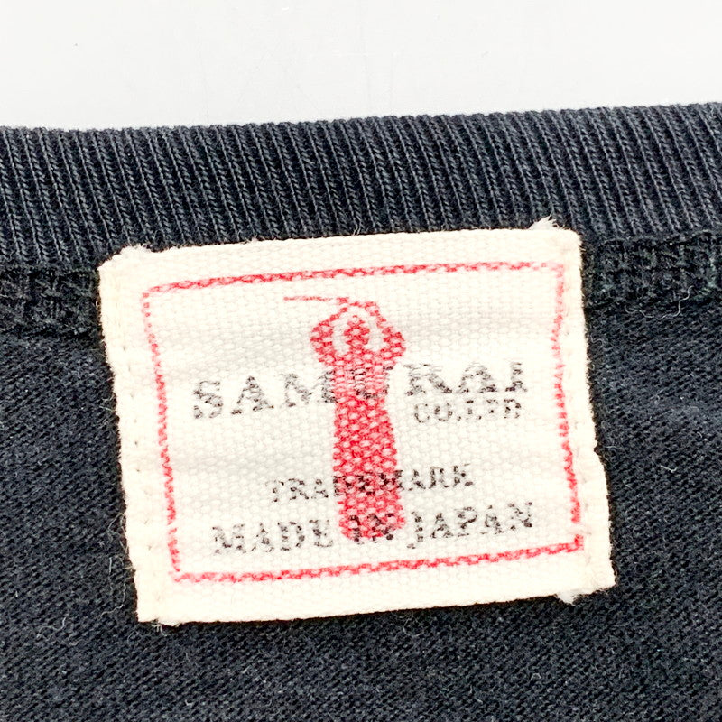 【中古品】【メンズ】  SAMURAI JEANS SWORDS IN EITHER HAND TEE サムライジーンズ プリントTシャツ 半袖 トップス 145-240716-ay-02-izu サイズ：XL カラー：ブラック 万代Net店