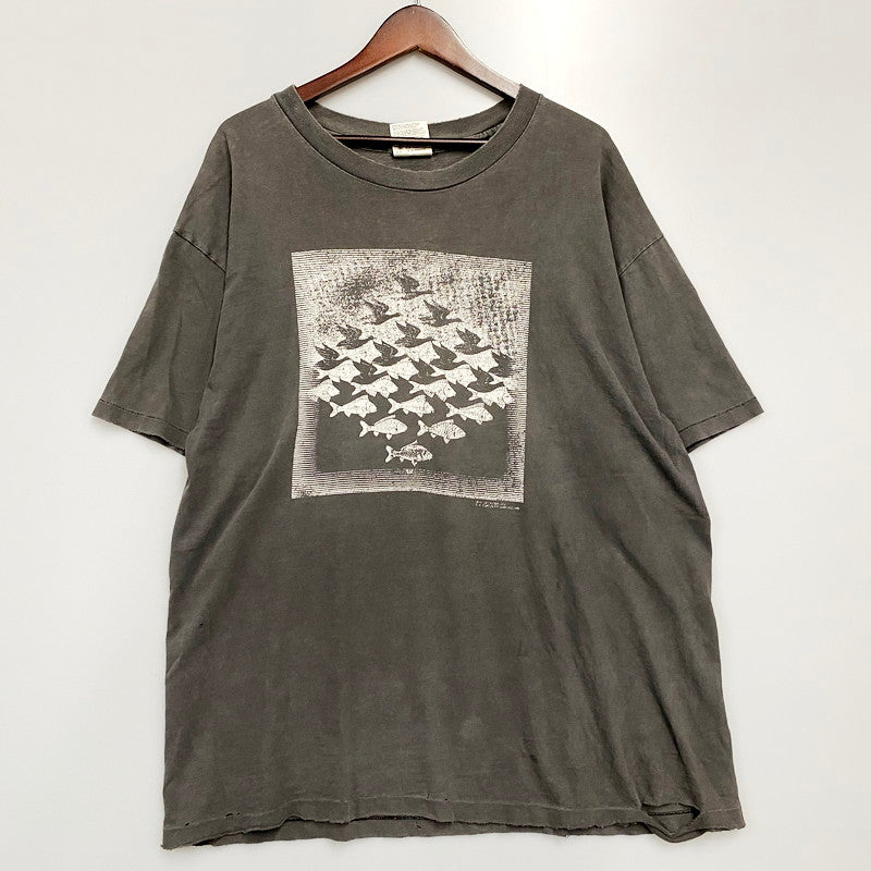 【現状渡し品】【メンズ】 ANDAZIA M.C.ESCHER Sky and Water ART TEE マウリッツ・コルネリス・エッシャー USA製 空と水 だまし絵 アート 半袖 Tシャツ トップス 146-240725-as-08-izu サイズ：XL カラー：グレー 万代Net店