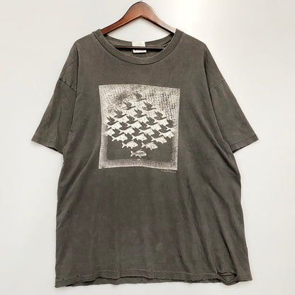 【現状渡し品】【メンズ】 ANDAZIA M.C.ESCHER Sky and Water ART TEE マウリッツ・コルネリス・エッシャー USA製 空と水 だまし絵 アート 半袖 Tシャツ トップス 146-240725-as-08-izu サイズ：XL カラー：グレー 万代Net店