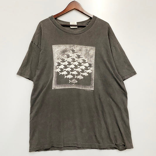 【現状渡し品】【メンズ】 ANDAZIA M.C.ESCHER Sky and Water ART TEE マウリッツ・コルネリス・エッシャー USA製 空と水 だまし絵 アート 半袖 Tシャツ トップス 146-240725-as-08-izu サイズ：XL カラー：グレー 万代Net店