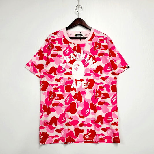 【中古美品】【メンズ】 A BATHING APE アベイシングエイプ CAMO COLLEGE TEE 001CSK801007M 半袖Tシャツ 総柄 ロゴ プリント トップス 142-240826-ay-04-izu サイズ：L カラー：ピンク系 万代Net店