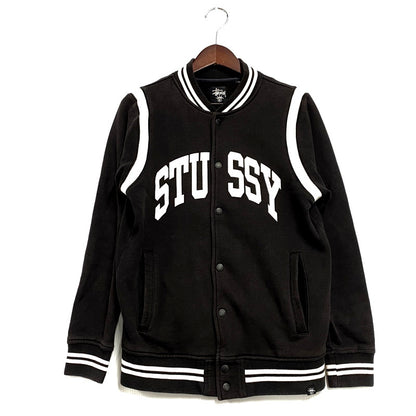 【現状渡し品】【メンズ】 STUSSY ステューシー ARCH LOGO SWEAT STADIUM JACKET アーチロゴ スウェット スタジアムジャケット スタジャン アウター 142-250207-as-18-izu サイズ：S カラー：ブラック 万代Net店