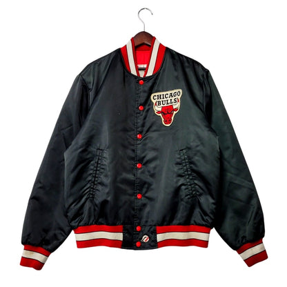 【中古品】【メンズ】  USED NBA CHICAGO BULLS STADIUM JACKET シカゴ・ブルズ スタジアムジャケット スタジャン アウター 146-250202-as-29-izu サイズ：L カラー：ブラック 万代Net店