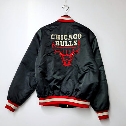 【中古品】【メンズ】  USED NBA CHICAGO BULLS STADIUM JACKET シカゴ・ブルズ スタジアムジャケット スタジャン アウター 146-250202-as-29-izu サイズ：L カラー：ブラック 万代Net店