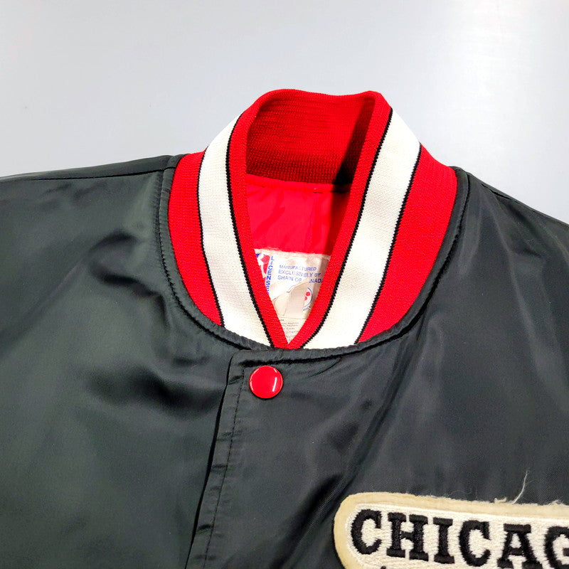 【中古品】【メンズ】  USED NBA CHICAGO BULLS STADIUM JACKET シカゴ・ブルズ スタジアムジャケット スタジャン アウター 146-250202-as-29-izu サイズ：L カラー：ブラック 万代Net店