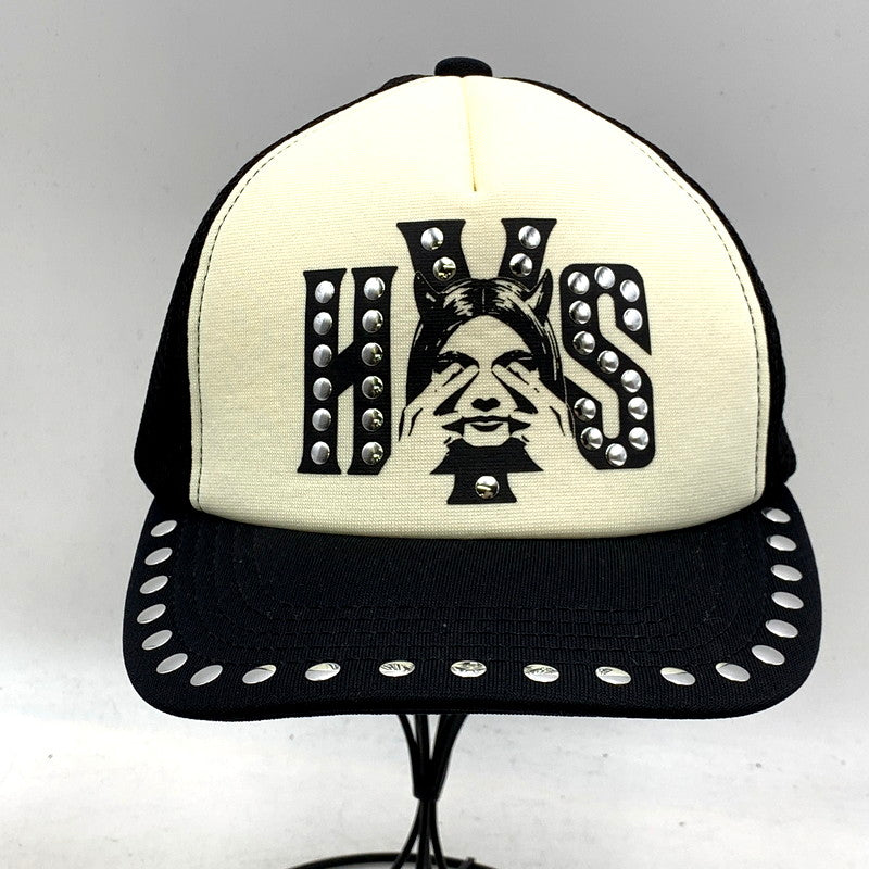 【中古品】【メンズ/レディース】 HYSTERIC GLAMOUR ヒステリックグラマー SEE NO EVIL STUDS MESH CAP 01241QH02 スタッズ メッシュ キャップ 帽子 185-250222-as-07-izu サイズ：FREE カラー：ブラック×ホワイト 万代Net店