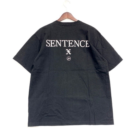 【中古品】【メンズ】  GOD SELECTION XXX ゴッドセレクショントリプルエックス × FRAGMENT DESIGN フラグメントデザイン SENTENCE TEE 半袖Tシャツ トップス 142-250301-as-36-izu サイズ：XL カラー：ブラック 万代Net店