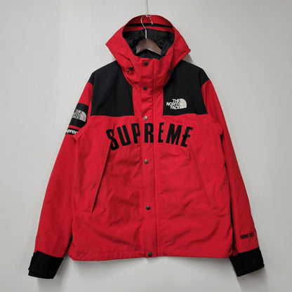【中古品】【メンズ】 Supreme シュプリーム × THE NORTH FACE ザノースフェイス ARC LOGO MOUNTAIN PARKA NF0A3VMM アーチ ロゴ マウンテンパーカー ジャケット アウター 149-250708-as-15-izu サイズ：M カラー：レッド×ブラック 万代Net店