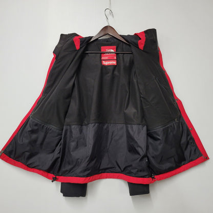 【中古品】【メンズ】 Supreme シュプリーム × THE NORTH FACE ザノースフェイス ARC LOGO MOUNTAIN PARKA NF0A3VMM アーチ ロゴ マウンテンパーカー ジャケット アウター 149-250708-as-15-izu サイズ：M カラー：レッド×ブラック 万代Net店