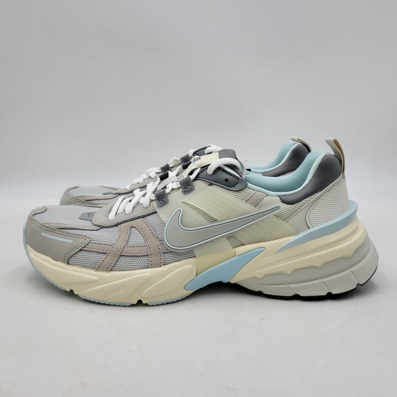 【中古美品】【メンズ】 NIKE ナイキ WMNS V2K RUN FZ3596-072 ウィメンズ V2K ラン スニーカー シューズ 靴 160-250303-as-19-izu サイズ：28.5cm カラー：LIGHT BONE/LIGHT IRON ORE/SMOKE GREY 万代Net店