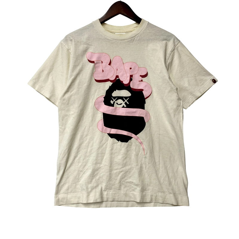 【中古品】【メンズ】  OLD A BATHING APE×KAWS オールド アベイシングエイプ×カウズ 00S FRONT LOGO SS TEE 00年代 フロントロゴショートスリーブT トップス 半袖 142-250304-ma-07-izu サイズ：M カラー：白系 万代Net店