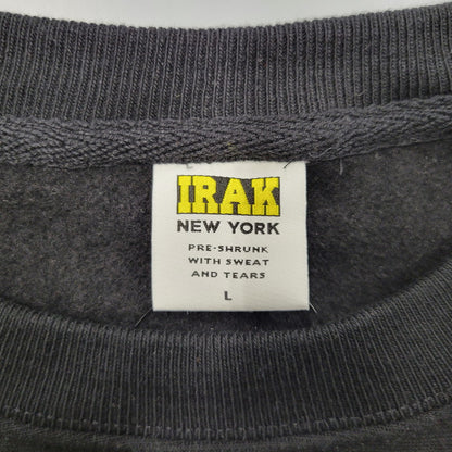 【中古美品】【メンズ】  IRAK NEW YORK BOX LOGO CREWNECK SWEATSHIRT アイラック ニューヨーク ボックスロゴ クルーネック スウェットシャツ トレーナー 刺繍 トップス 142-250306-ay-06-izu サイズ：L カラー：ブラック 万代Net店