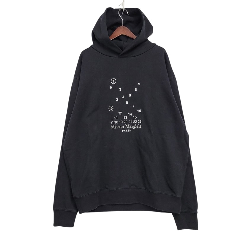 【中古品】【メンズ】 MAISON MARGIELA メゾン マルジェラ OVERSIZE LOGO HOODIE CALENDAR GRAPHICS S50GU0202 S25505 オーバーサイズ ロゴ フーディー カレンダーグラフィック パーカー 長袖 トップス 141-250402-as-02-izu サイズ：S カラー：ブラック 万代Net店