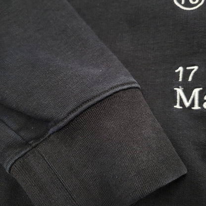 【中古品】【メンズ】 MAISON MARGIELA メゾン マルジェラ OVERSIZE LOGO HOODIE CALENDAR GRAPHICS S50GU0202 S25505 オーバーサイズ ロゴ フーディー カレンダーグラフィック パーカー 長袖 トップス 141-250402-as-02-izu サイズ：S カラー：ブラック 万代Net店