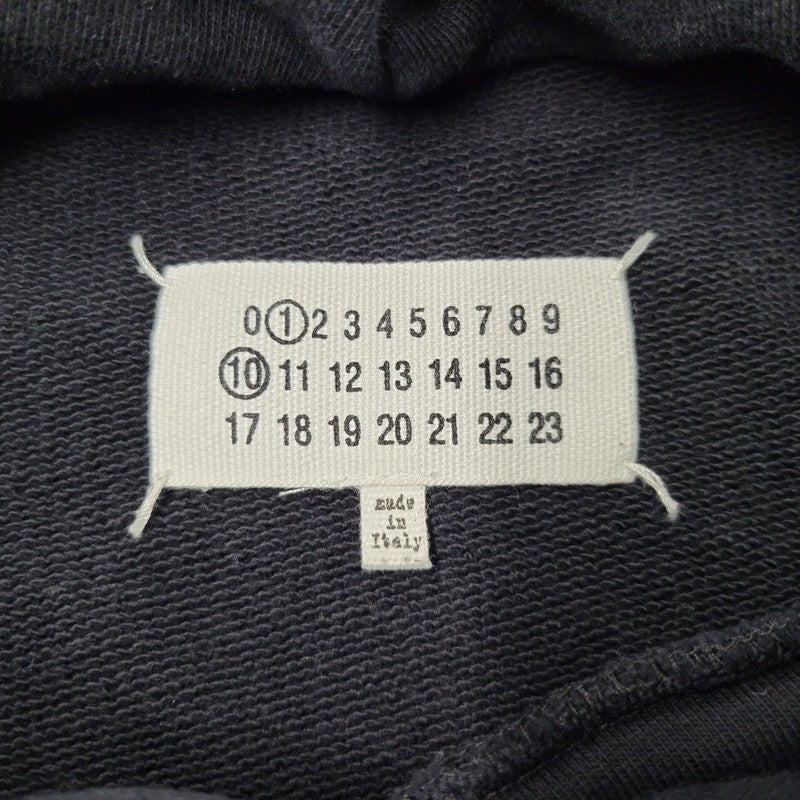 【中古品】【メンズ】 MAISON MARGIELA メゾン マルジェラ OVERSIZE LOGO HOODIE CALENDAR GRAPHICS S50GU0202 S25505 オーバーサイズ ロゴ フーディー カレンダーグラフィック パーカー 長袖 トップス 141-250402-as-02-izu サイズ：S カラー：ブラック 万代Net店