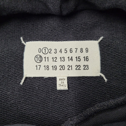 【中古品】【メンズ】 MAISON MARGIELA メゾン マルジェラ OVERSIZE LOGO HOODIE CALENDAR GRAPHICS S50GU0202 S25505 オーバーサイズ ロゴ フーディー カレンダーグラフィック パーカー 長袖 トップス 141-250402-as-02-izu サイズ：S カラー：ブラック 万代Net店