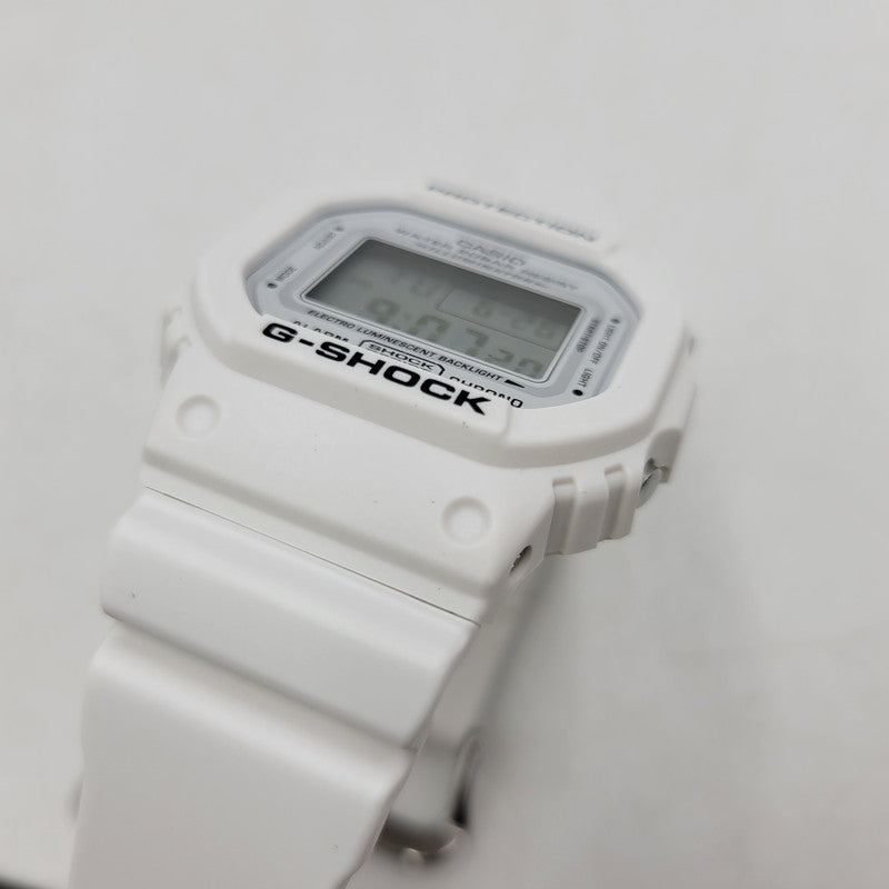 【中古美品】【メンズ/レディース】 G-SHOCK ジーショック DW-5600MW-7 腕時計 199-260527-as-08-izu サイズ：48.9 × 42.8 × 13.4 mm カラー：ホワイト 万代Net店
