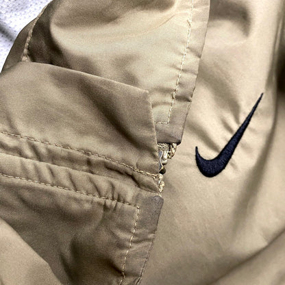 【中古品】【メンズ】 NIKE ナイキ NYLON TRACK JACKET ナイロントラックジャケット アウター 長袖 148-250419-ma-04-izu サイズ：XL カラー：BEIGE 万代Net店