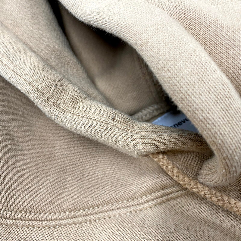 【中古品】【メンズ】 THISISNEVERTHAT ARCH LOGO HOODED SWEATSHIRT TN223TSWHO01 ディスイズネバーザット アーチロゴフーディスウェット パーカー ロゴ 刺繍 長袖 裏起毛 トップス 142-250428-ay-14-izu サイズ：L カラー：ベージュ系 万代Net店