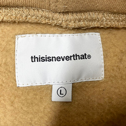 【中古品】【メンズ】 THISISNEVERTHAT ARCH LOGO HOODED SWEATSHIRT TN223TSWHO01 ディスイズネバーザット アーチロゴフーディスウェット パーカー ロゴ 刺繍 長袖 裏起毛 トップス 142-250428-ay-14-izu サイズ：L カラー：ベージュ系 万代Net店