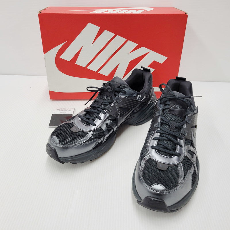 【中古美品】【メンズ】 NIKE ナイキ V2K RUN HJ4497-001 V2K ラン スニーカー シューズ 靴 160-250614-as-22-izu サイズ：33cm カラー：BLACK/DK SMOKE GREY-ANTHRACITE 万代Net店