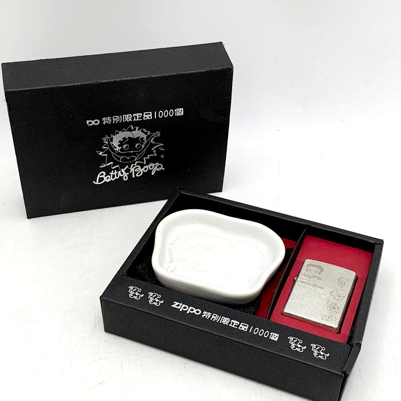【中古品】【メンズ/レディース】 BETTY BOOP ベティ・ブープ 特別限定品1000個 灰皿セット 喫煙具 オイルライター 206-250613-ma-06-izu カラー：ライター：シルバー/灰皿：白 万代Net店