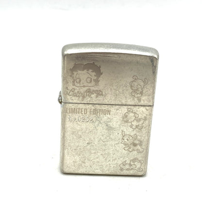 【中古品】【メンズ/レディース】 BETTY BOOP ベティ・ブープ 特別限定品1000個 灰皿セット 喫煙具 オイルライター 206-250613-ma-06-izu カラー：ライター：シルバー/灰皿：白 万代Net店