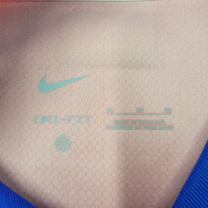 【中古品】【メンズ】 NIKE ナイキ ATLETICO DE MADRID 24-25 HOME SS UNIFORM FN8790-406 アトレティコ マドリード ホーム レプリカ ユニフォーム 半袖 ロゴ プリント トップス 148-250615-ay-05-izu サイズ：XL カラー：マルチ 万代Net店