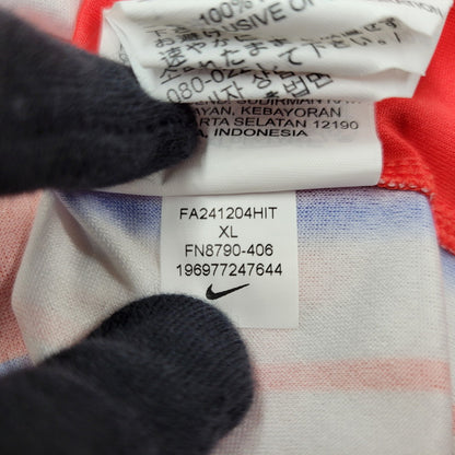 【中古品】【メンズ】 NIKE ナイキ ATLETICO DE MADRID 24-25 HOME SS UNIFORM FN8790-406 アトレティコ マドリード ホーム レプリカ ユニフォーム 半袖 ロゴ プリント トップス 148-250615-ay-05-izu サイズ：XL カラー：マルチ 万代Net店