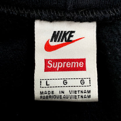 【中古品】【メンズ】 Supreme シュプリーム × NIKE ナイキ LEATHER APPLIQUE HOODED SWEATSHIRT CK6225-010 レザー アップリケ フーデッド スウェットシャツ パーカー 長袖 トップス 149-250710-as-20-izu サイズ：L カラー：ブラック 万代Net店