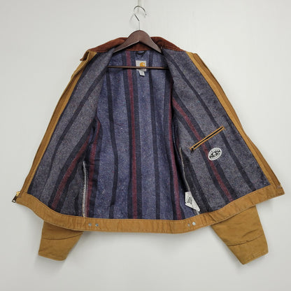 【中古品】【メンズ】 Carhartt カーハート HELMETS TO HARDHATS DETROIT DUCK CHORE JACKET J001-BRN デトロイト ダック チョア ジャケット USA製 アウター 146-250629-as-06-izu サイズ：M カラー：ブラウン 万代Net店