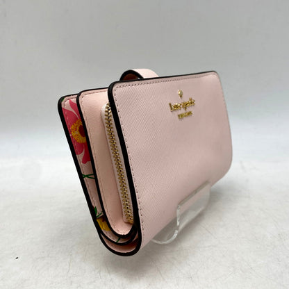 【中古美品】【レディース】 KG616 MADISON マディソン インテリアストロベリーガーデンプリント ミディアムコンパクトバイフォールドウォレット 財布 サイフ 200-250718-ma-15-izu カラー：PINK 万代Net店