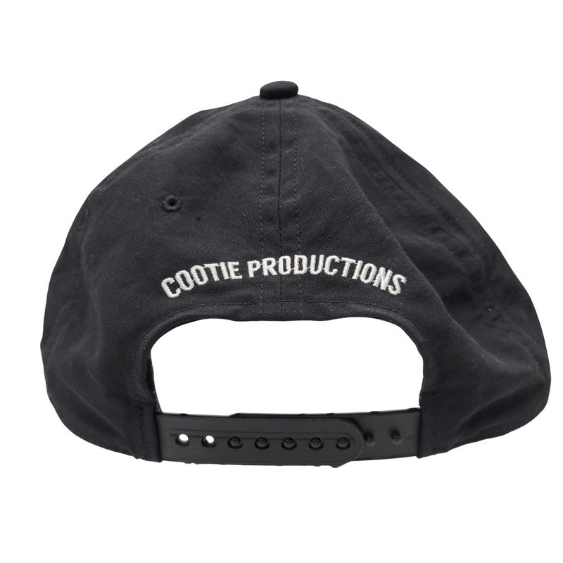 【中古品】【メンズ/レディース】 COOTIE PRODUCTIONS クーティープロダクションズ × JAKOB MORLEY ヤコブ モーリー SOUVENIR 5 PANEL CAP スーベニア 5パネル キャップ 帽子 185-250801-as-13-izu サイズ：FREE カラー：ブラック 万代Net店