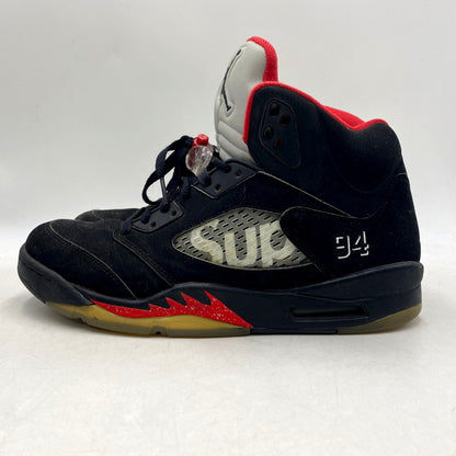 【中古品】【メンズ】 NIKE ナイキ × SUPREME シュプリーム AIR JORDAN 5 RETRO SUPREME 824371-001 エア ジョーダン 5 レトロ スニーカー シューズ 靴 160-250805-ay-02-izu サイズ：28cm カラー：BLACK/WHITE-VARSITY RED 万代Net店