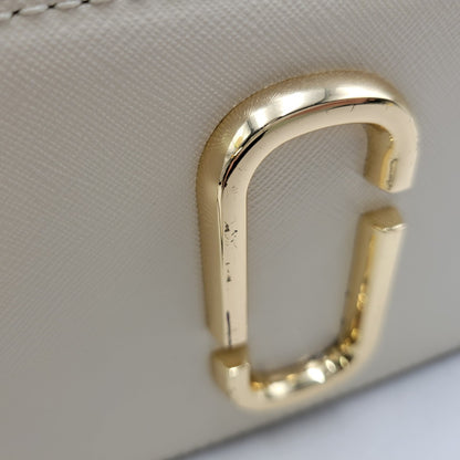 【中古品】【レディース】 MARC JACOBS マークジェイコブス THE SNAPSHOT SHOULDER BAG M0012007 スナップショット ショルダーバッグ カバン 鞄 188-250807-as-14-izu カラー：クリーム系×ブラック 万代Net店